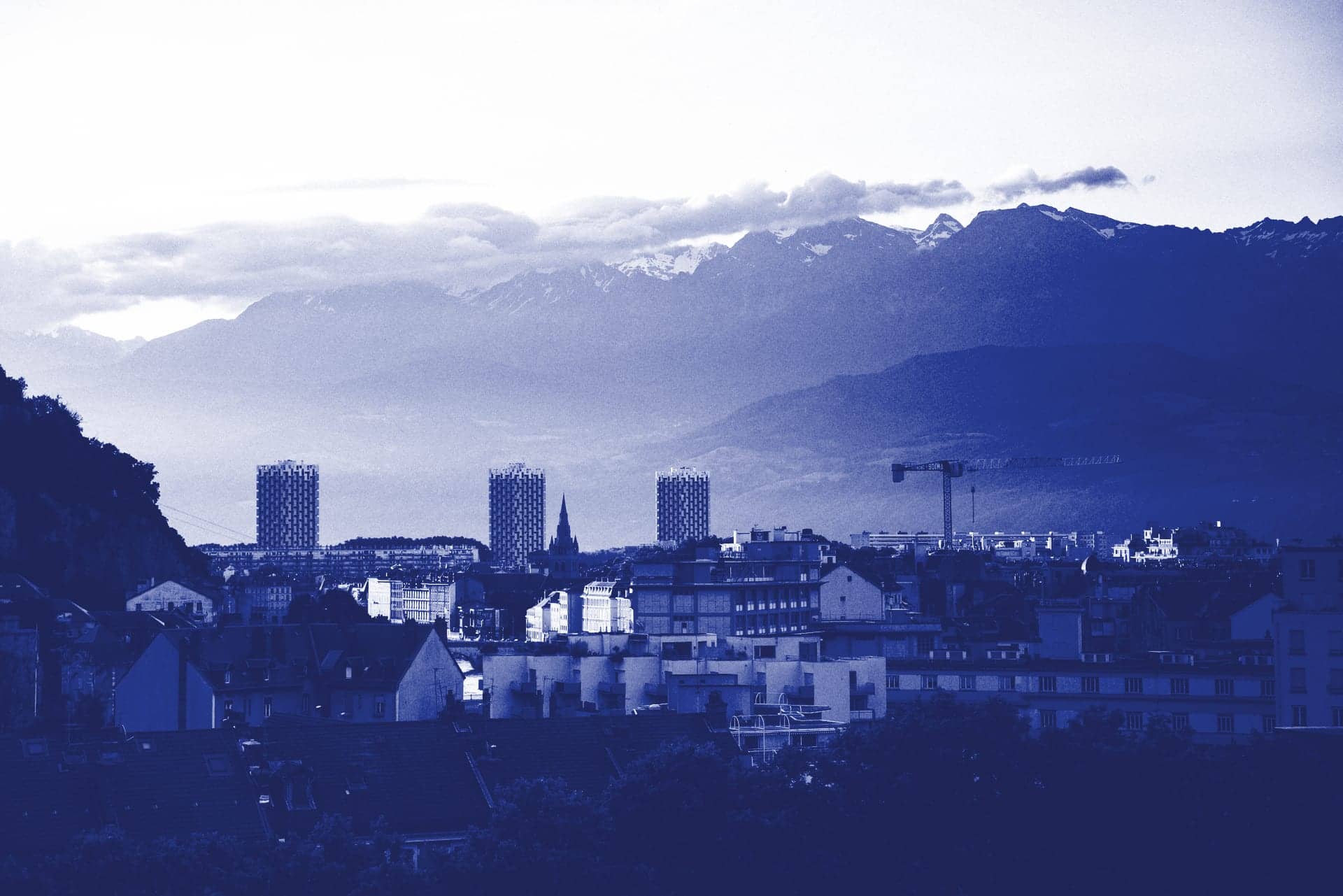 Toits de Grenoble et tours d’habitation de l’Île Verte, Belledonne au fond