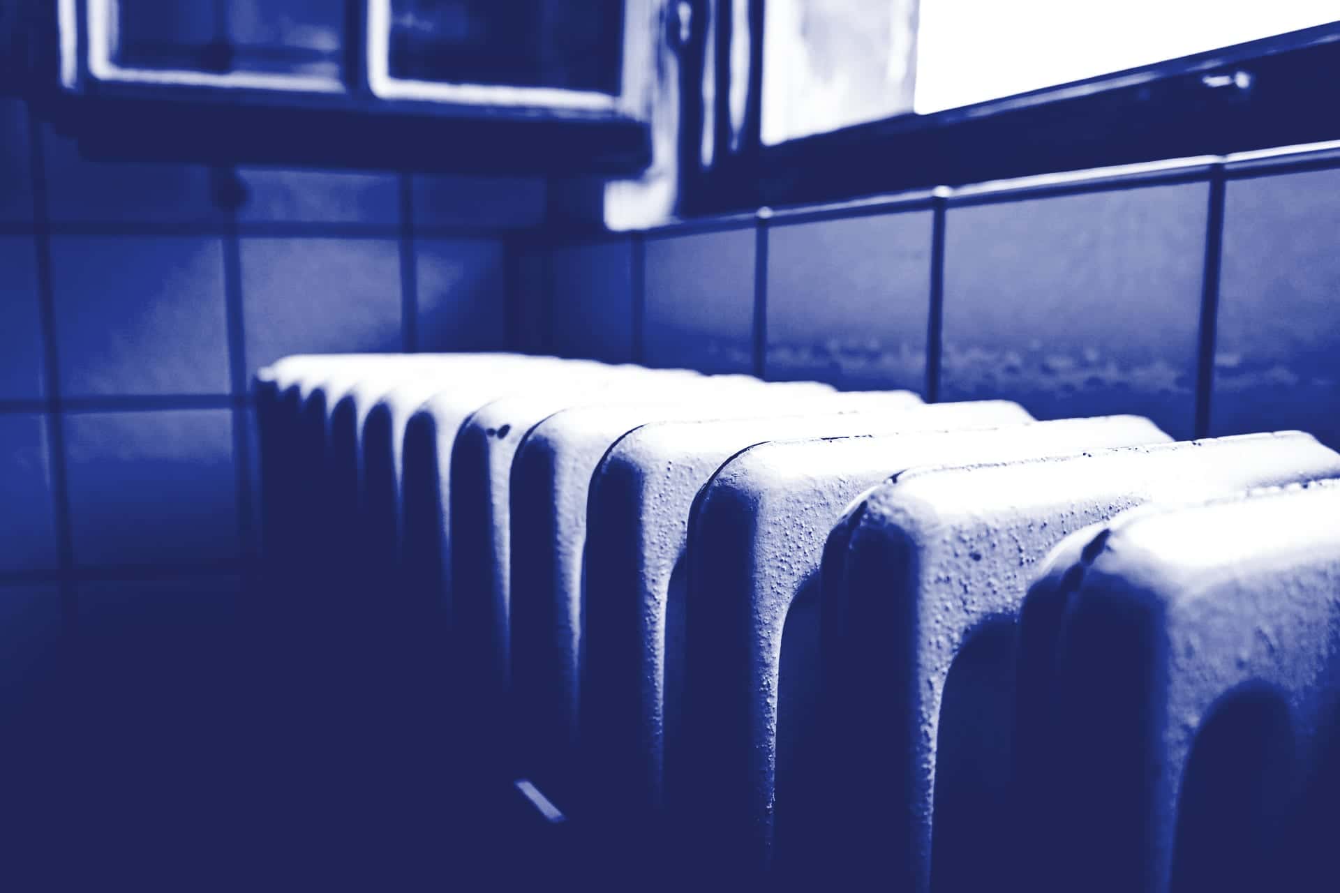 Radiateur en fonte sous une fenêtre